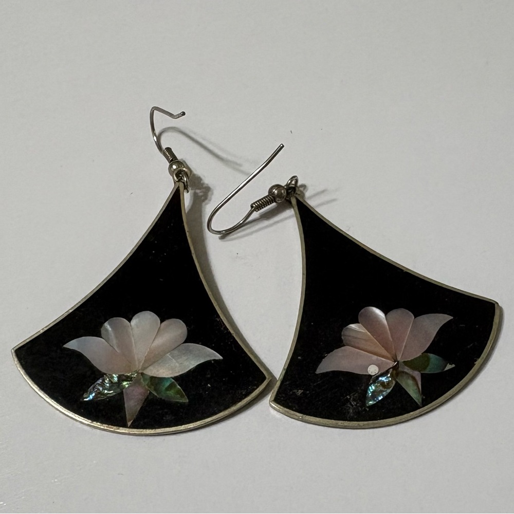 Black Mother-of-Pearl Flower Fan Drop Earrings